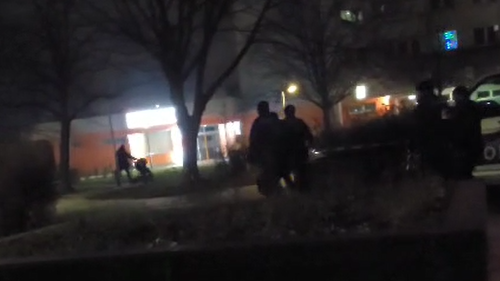 Zahlreiche Beamte rückten zu einem Gemeindebau in Wien-Floridsdorf aus.