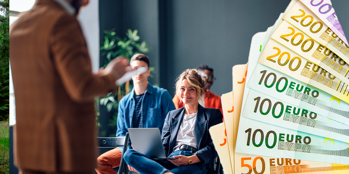 AMS-Schulungsteilnehmerinnen und -teilnehmer erhalten monatlich einen gestaffelten Zuschlag zusätzlich zum Arbeitslosengeld.