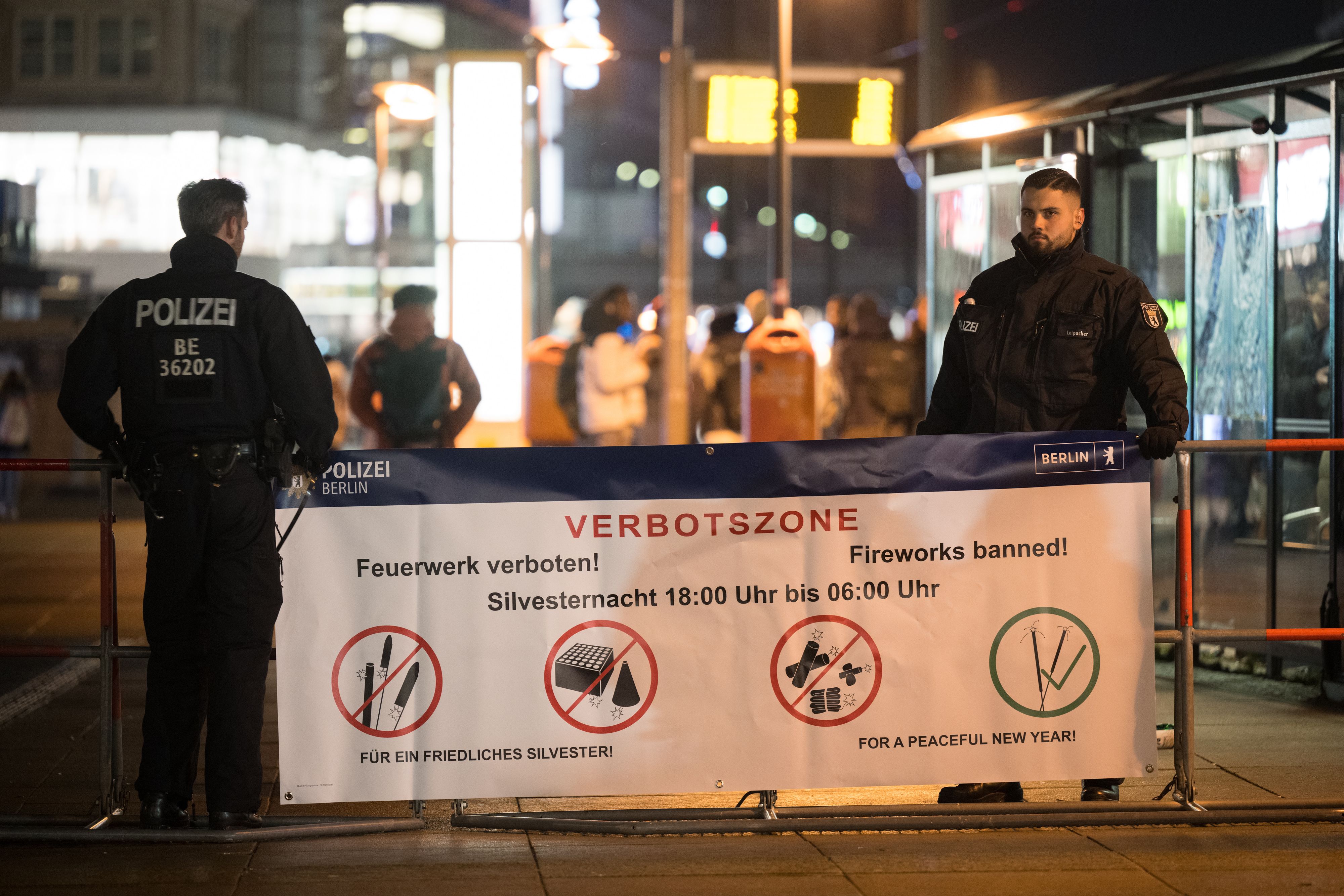 Die Berliner Polizei hat seit einigen Stunden damit begonnen, Verbotszonen für Böller und anderes Feuerwerk einzurichten. 