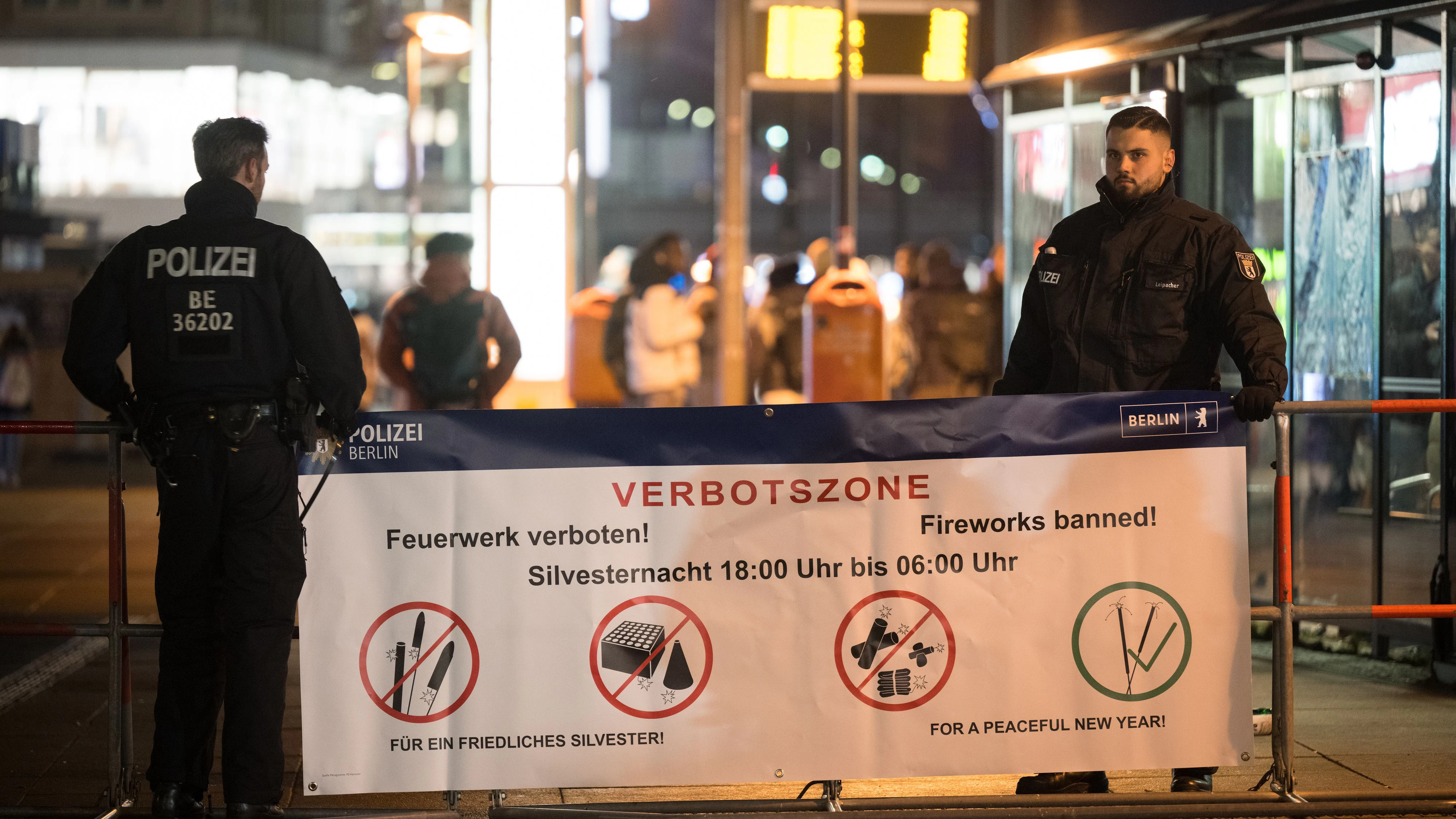 Die Berliner Polizei hat seit einigen Stunden damit begonnen, Verbotszonen für Böller und anderes Feuerwerk einzurichten. 