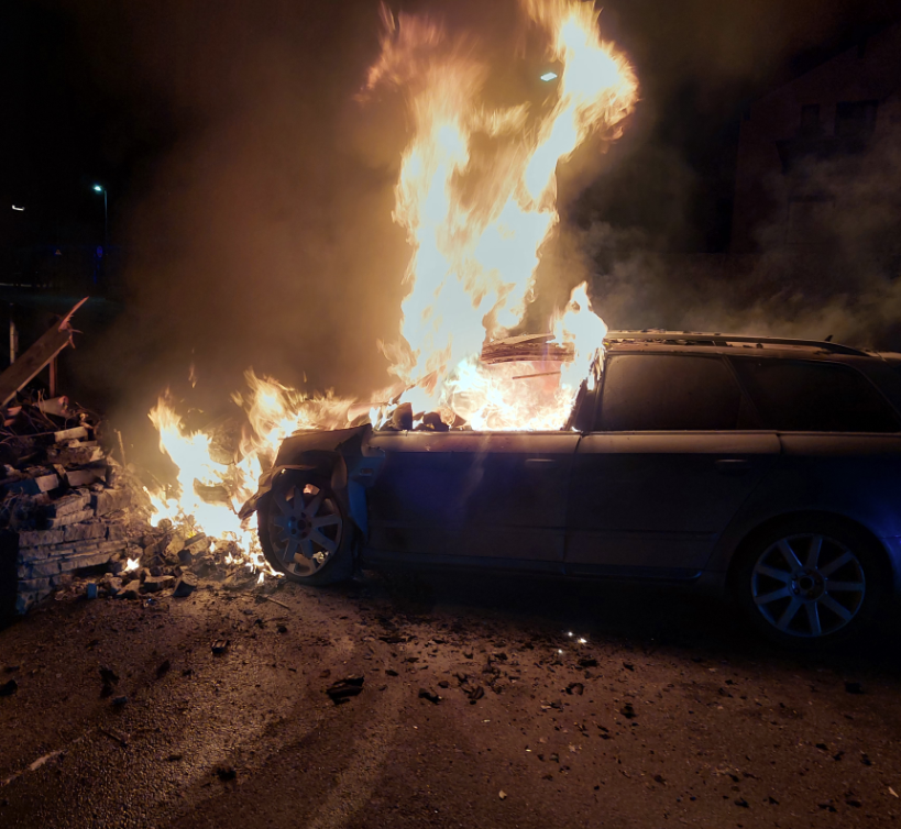 Am Sonntagmorgen wurde die Feuerwehr Telfs zu einem Fahrzeugbrand alarmiert.