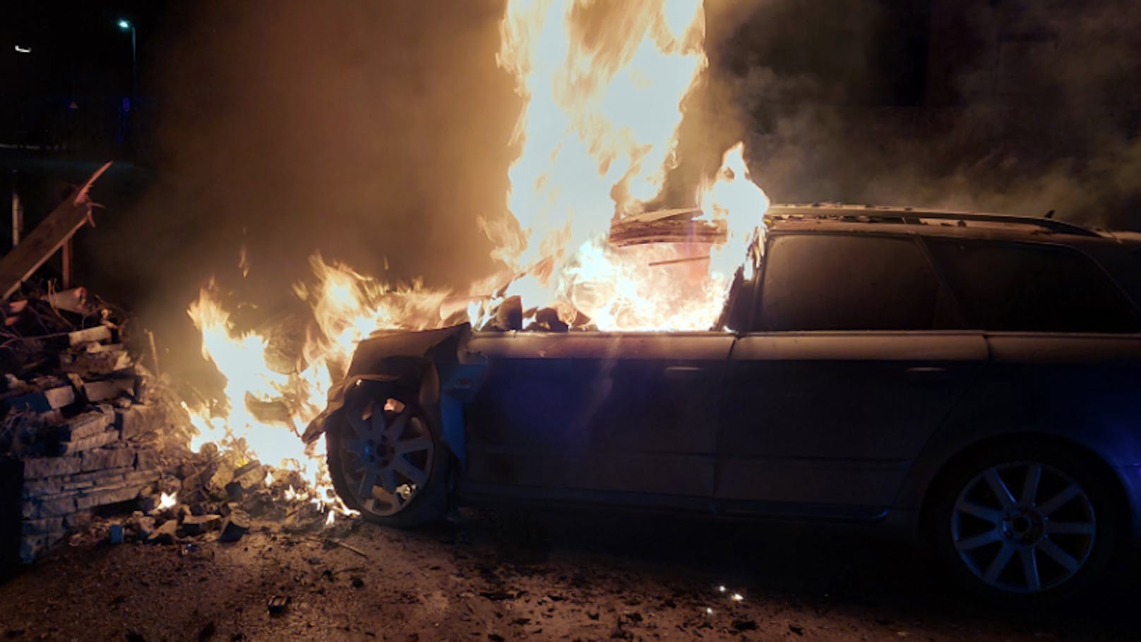 Frau (44) fährt betrunken gegen Mauer, Auto brennt aus