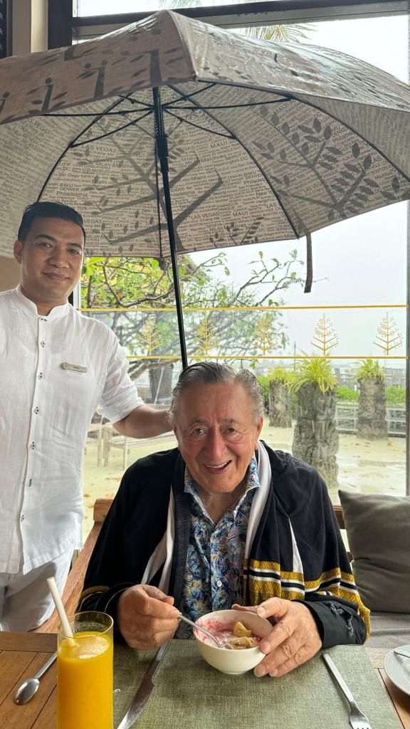 Richard Lugner versucht zu lachen - doch eigentlich ist ihm gar nicht danach