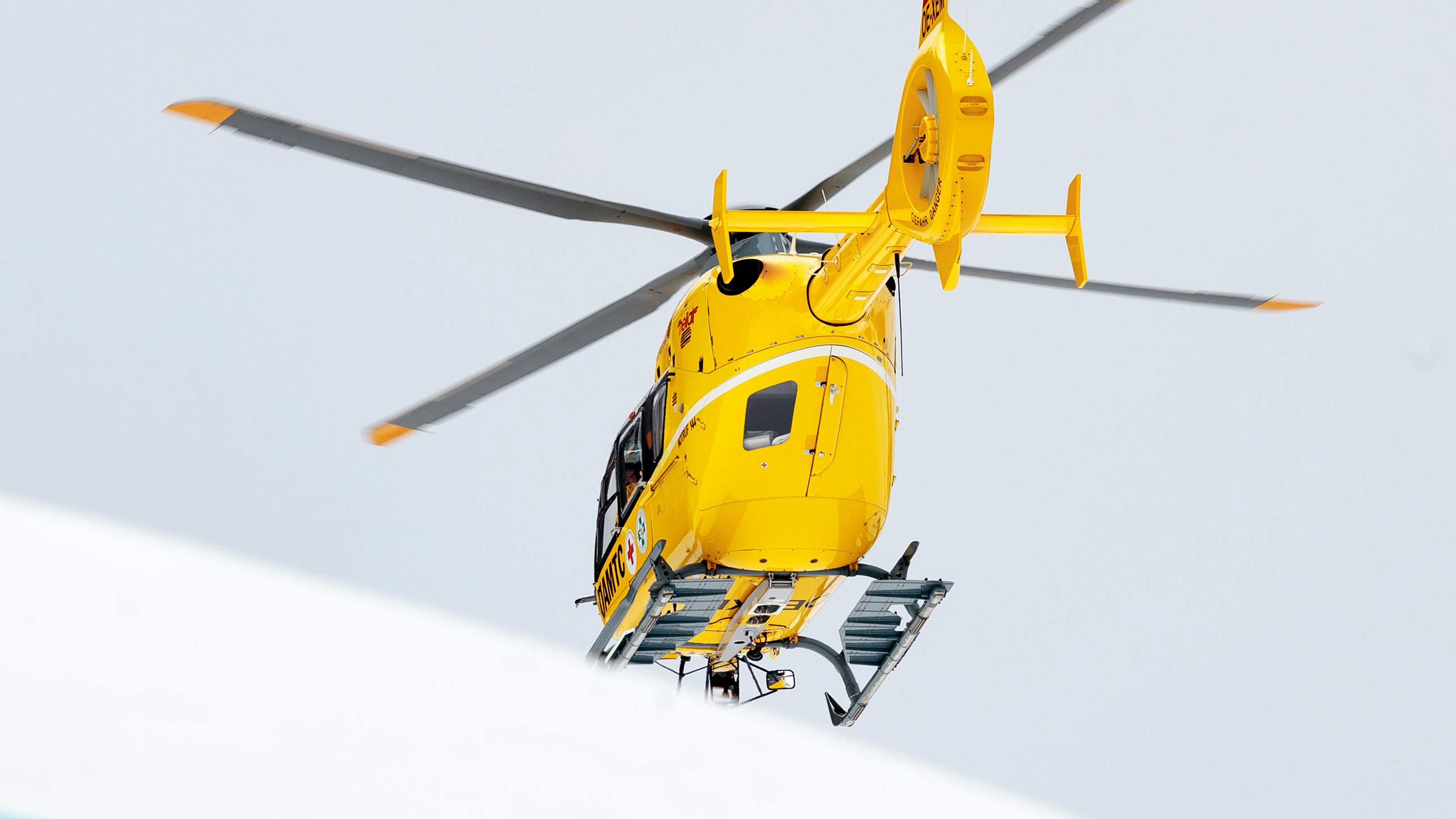 Download von www.picturedesk.com am 31.12.2023 (10:41).  16.01.2018, Hahnenkamm, Kitzbühel, AUT, FIS Weltcup Ski Alpin, Kitzbuehel, Abfahrt, Herren, 1. Training, im Bild ÖAMTC Notarzt Helikopter // Helicopter in action during the 1st practice run of men's Downhill of FIS Ski Alpine World Cup at the Hahnenkamm in Kitzbühel, Austria on 2018/01/16. EXPA Pictures © 2018, PhotoCredit: EXPA/ Johann Groder - 20180116_PD4805 - Rechteinfo: Rights Managed (RM)