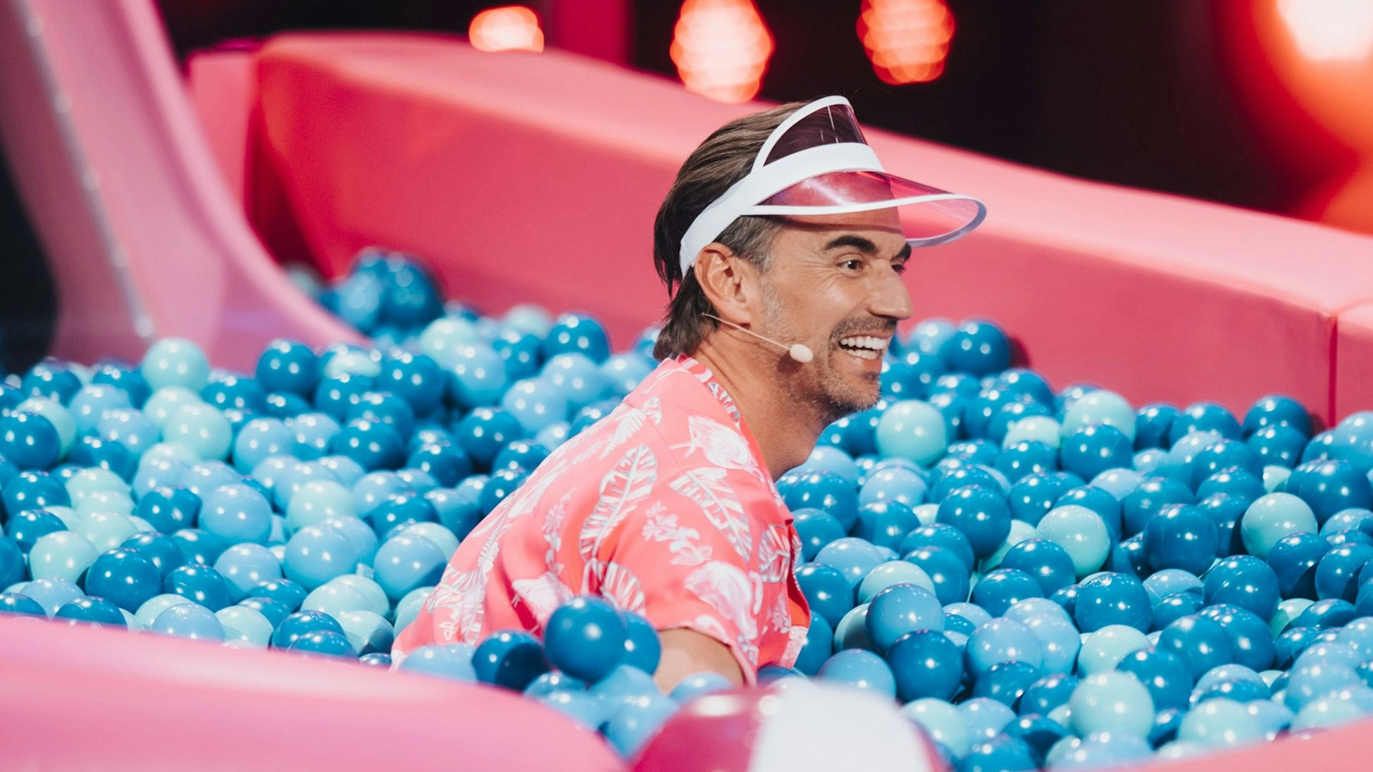 ARD/NDR DAS QUIZ 2023, "Der Jahresrückblick zum Mitraten und Mitspielen", am Samstag (30.12.23) um 20:15 Uhr im ERSTEN. Florian Silbereisen während des Barbie Spiels © NDR/Marc Bremer/Malte Babion/somethingabout.media, honorarfrei - Verwendung gemäß der AGB im engen inhaltlichen, redaktionellen Zusammenhang mit genannter NDR-Sendung und bei Nennung "Bild: NDR/Marc Bremer/Malte Babion/somethingabout.media" (S2). NDR Presse und Information/Fotoredaktion, Tel: 040/4156-2333 oder -2305, pressefoto@ndr.de