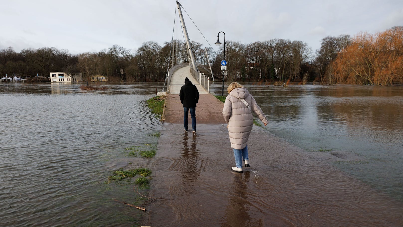 Nach tagelangen Dauerregenfällen ist die Hochwasserlage vor allem im deutschen Bundesland Niedersachsen weiterhin kritisch