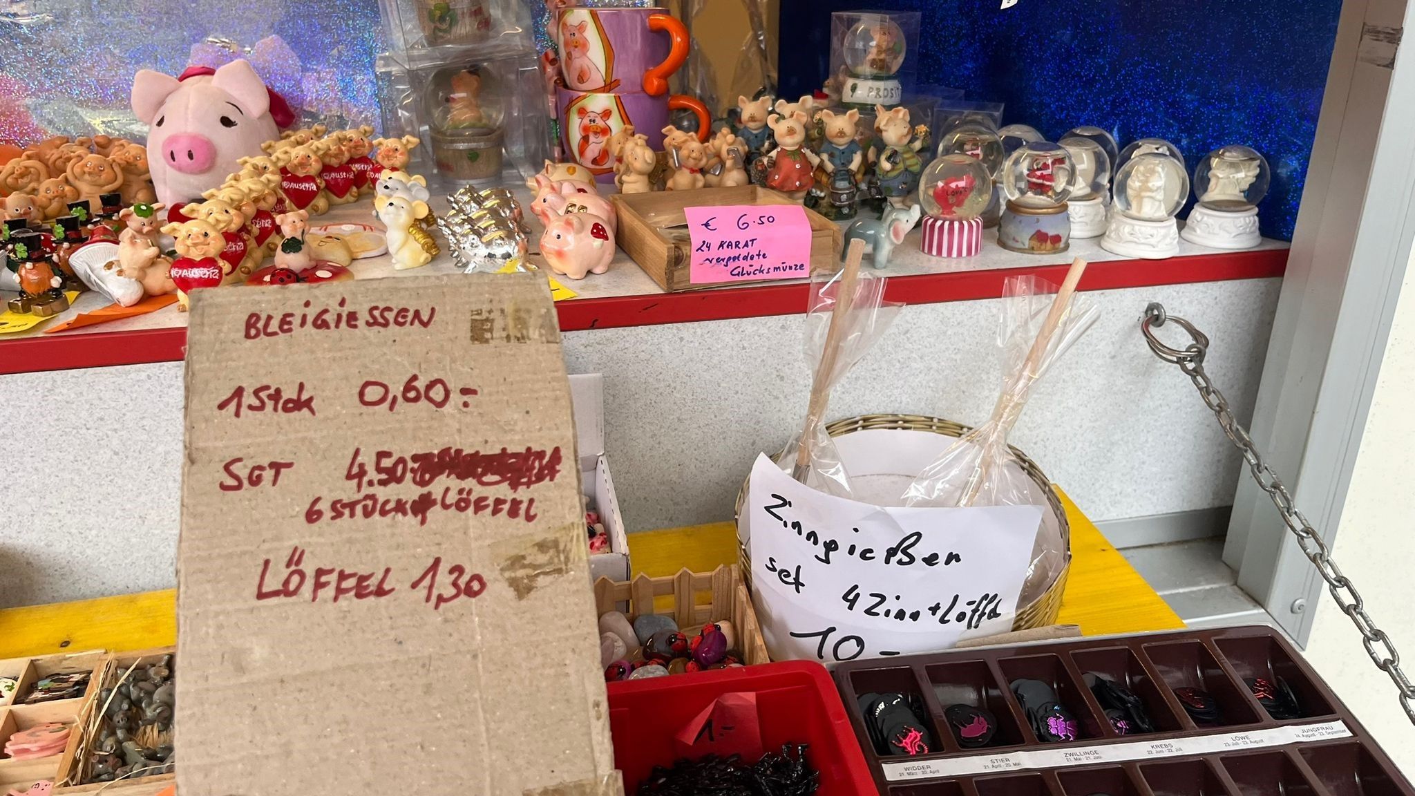 Für das Zinnguss-Set zahlte ein Mann kürzlich 10 Euro – im Vorjahr kostete derselbe Spaß für sechs Personen nur 4,50 Euro.