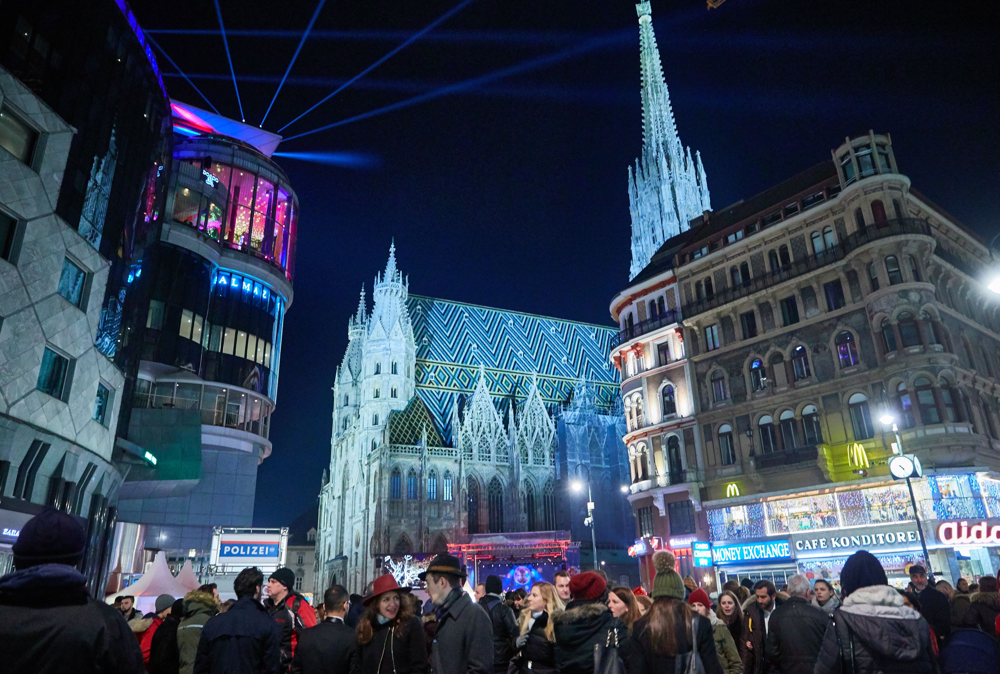Auch in diesem Jahr versammelten sich wieder tausende Menschen am Wiener Stephansplatz, um den Jahreswechsel feierlich zu begehen.