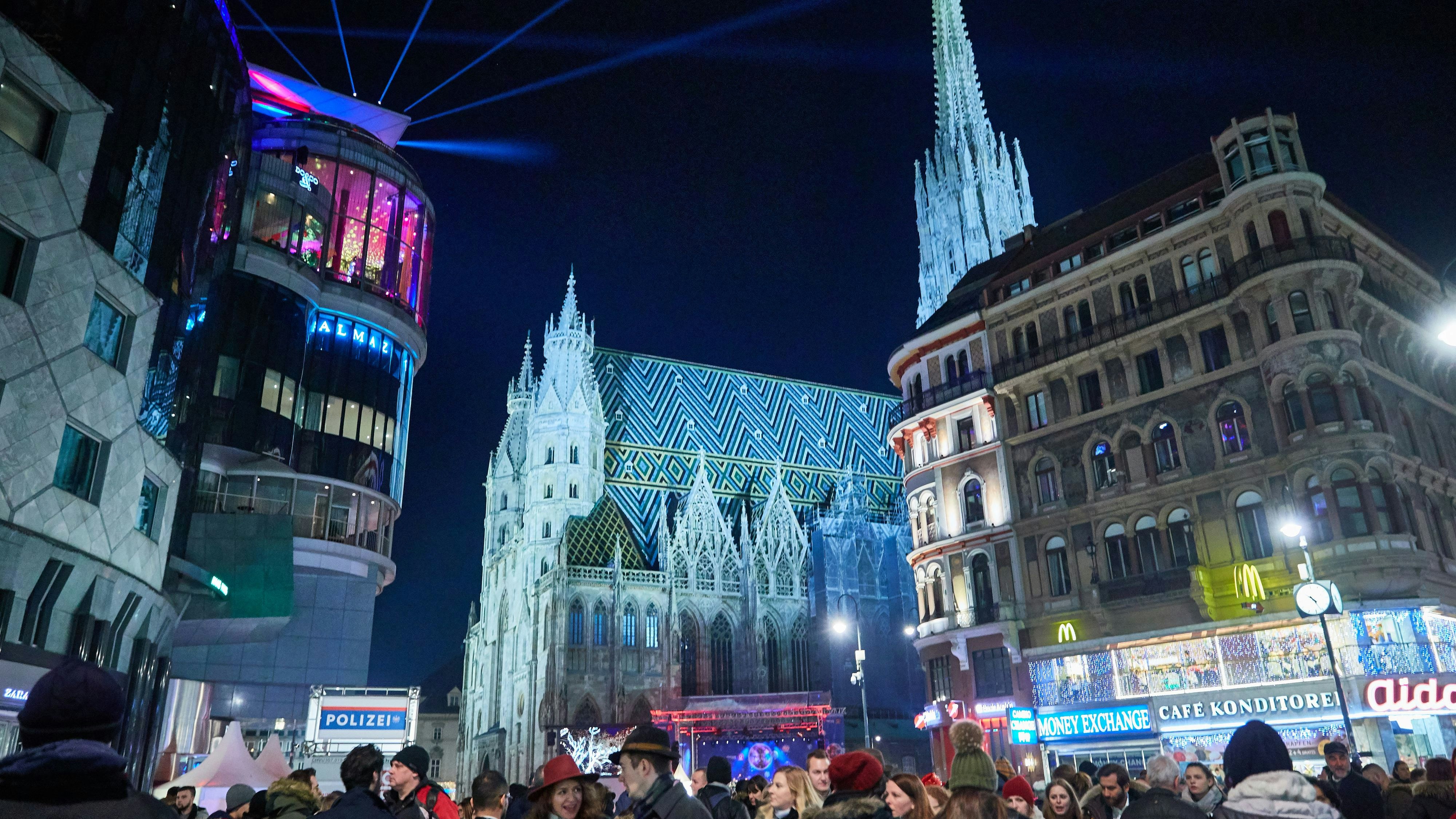 Download von www.picturedesk.com am 31.12.2023 (13:36).  Copyright: Starpix/ Alexander TUMA, 31.12. 2017 Wien, Stephanskirche, Stephansdom, Stephansplatz, Menschenmassen, feiern, Alles Walzer, Übersicht, Silvesterfeier im DO&CO ( DoCo) - Silvester - Neujahr 2017 - 2018 - 20171231_PD5173 - Rechteinfo: Rights Managed (RM)