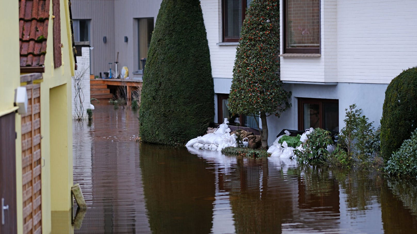 Die Hochwasserlage ist derzeit vor allem im Norden Deutschlands angespannt. Häuser in Borgfeld (nahe Bremen) sind überflutet. 