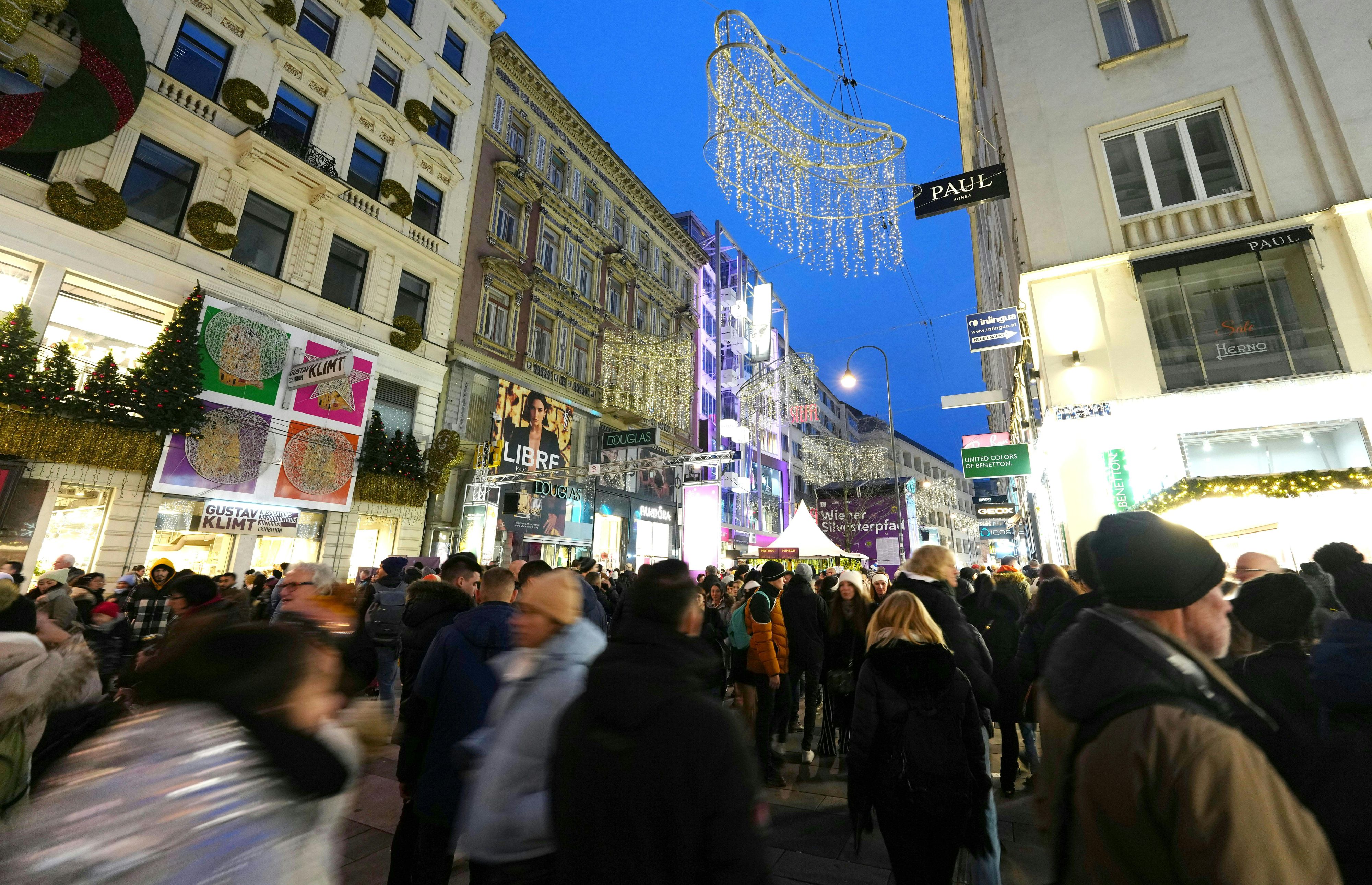 Zahlreiche WienerInnen und Touristen feiern am Sonntag, 31. Dezember 2023, den Jahreswechsel am Silvesterpfad in der Wiener Innenstadt.
