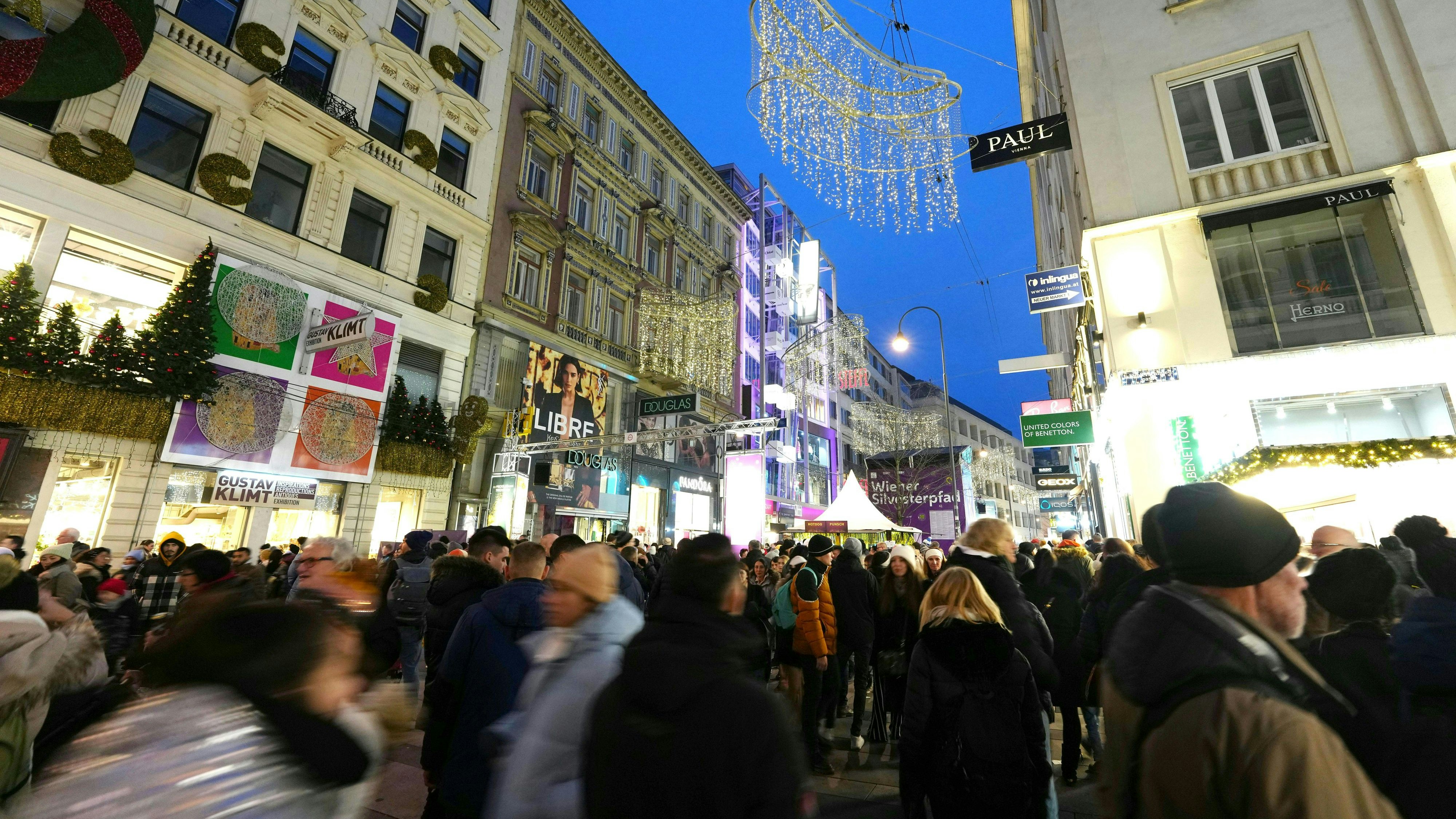 Zahlreiche WienerInnen und Touristen feiern am Sonntag, 31. Dezember 2023, den Jahreswechsel am Silvesterpfad in der Wiener Innenstadt.