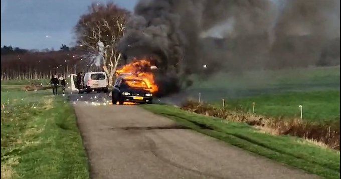 Bäng! Der Volvo eines Niederländers brannte völlig aus, nachdem er eine Zigarette im mit Feuerwerk beladenen Wagen geraucht hatte.