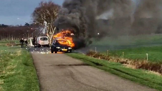 Bäng! Der Volvo eines Niederländers brannte völlig aus, nachdem er eine Zigarette im mit Feuerwerk beladenen Wagen geraucht hatte.