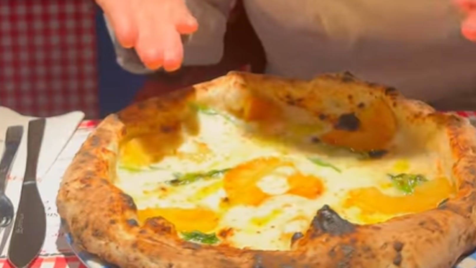 Berühmter Pizzabäcker sorgt in Neapel für Skandal
