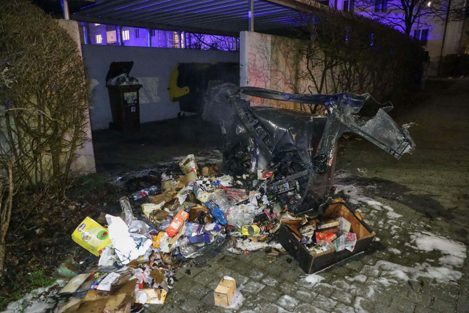Einer der zahlreichen angezündeten Müllcontainer in Wels.