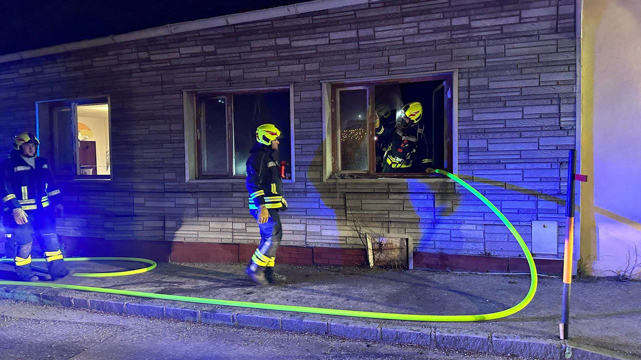 Die Feuerwehr löschte den Brand in dem Gebäude.