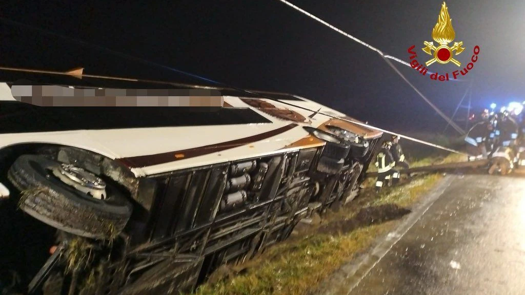 Balkan-Bus kommt nach Silvester-Spektakel von Straße ab