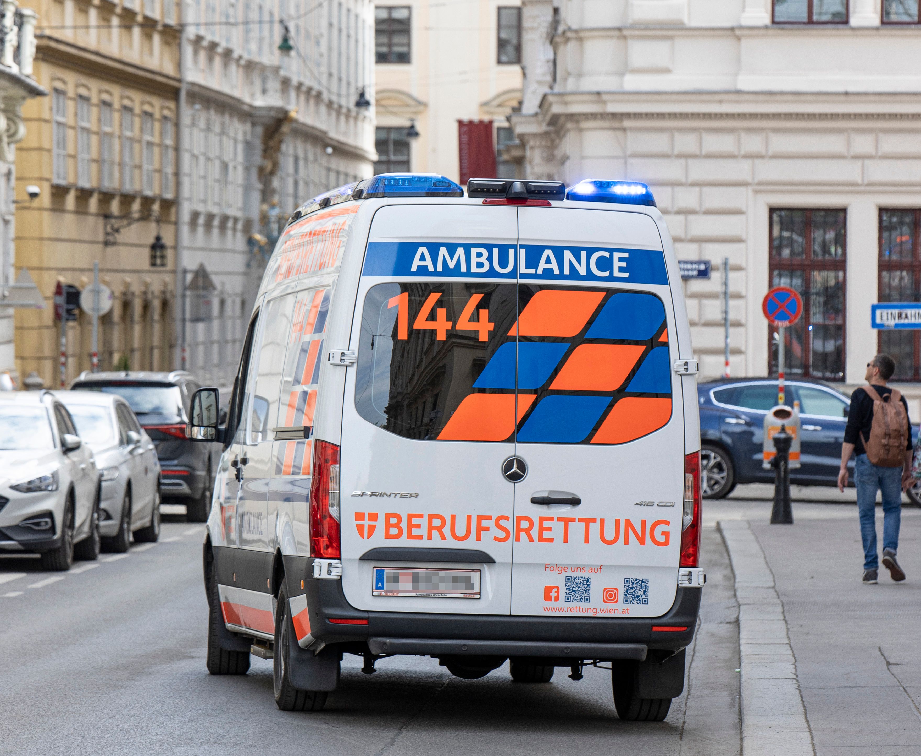 Die 46-Jährige wurde durch die Berufsrettung Wien in ein Spital gebracht. (Symbolbild)