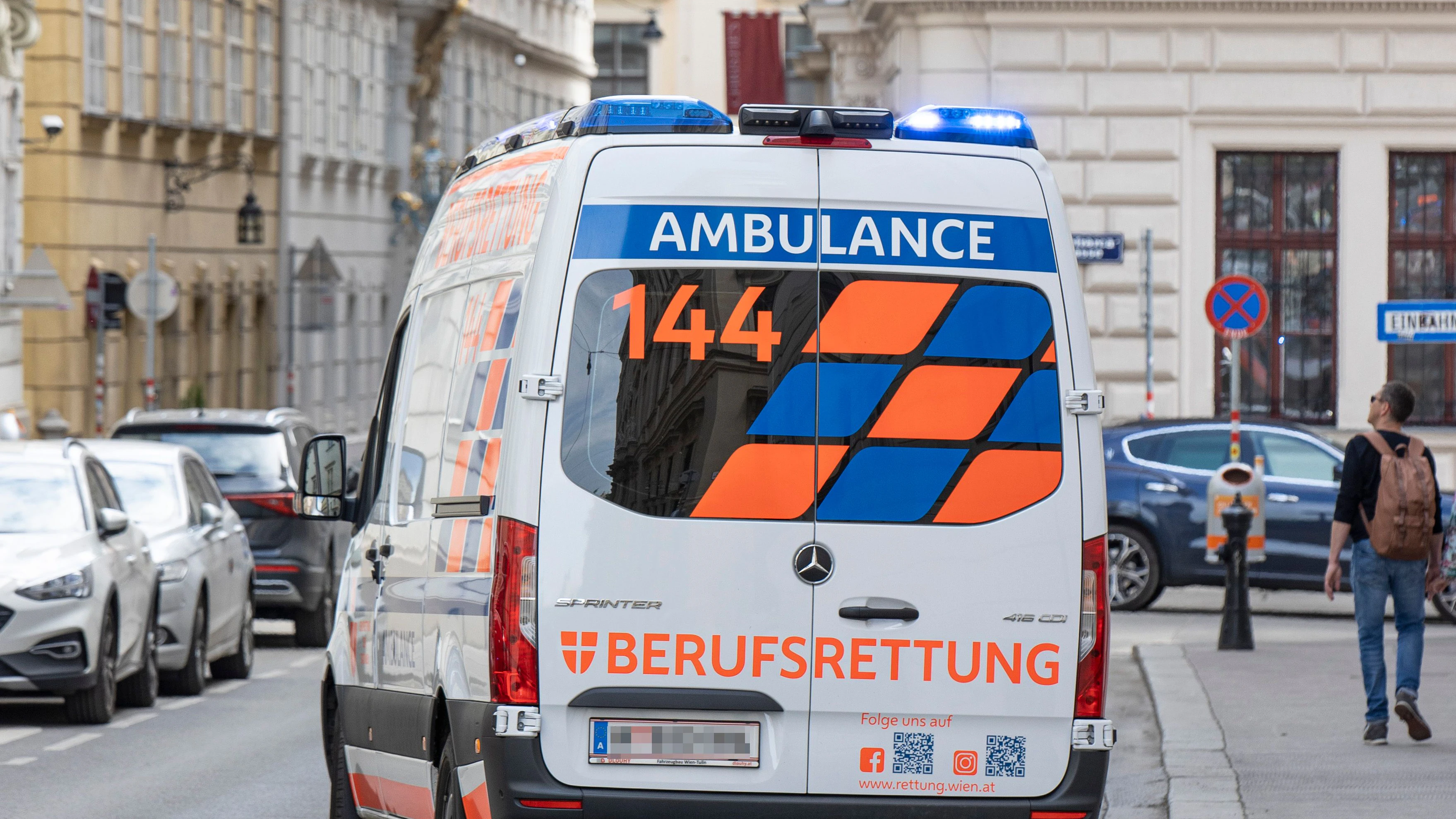 Download von www.picturedesk.com am 01.01.2024 (13:22).  In Wien wird der Rettungsdienst und Krankentransport neben der Berufsrettung auch von verschiedenen Organisationen bereitgestellt. Im Bild: Ein Rettungswagen (RTW) der Wiener Berufsrettung befindet sich im Einsatz. Wien, Österreich. 24.05.2022 // Ambulance services are provided by the Viennese ambulance and different other NGO's. Picture: An ambulance car is in service in Vienna, Austria. May 24th, 2022 - 20220524_PD23868 - Rechteinfo: Rights Managed (RM)