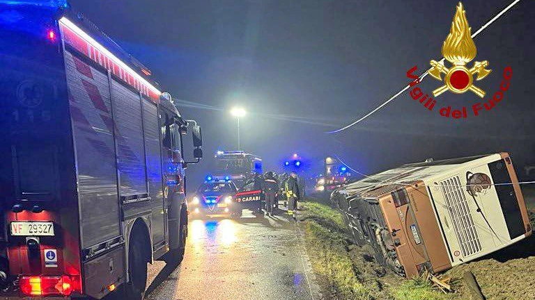 Balkan-Bus kommt nach Silvester-Spektakel von Straße ab