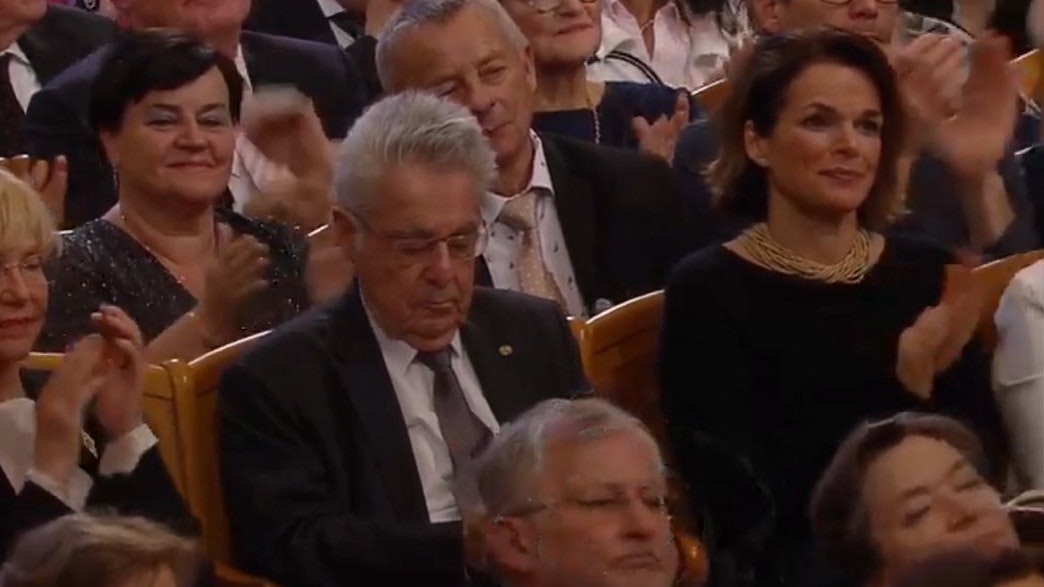 Überraschung im Zuschauerraum. 