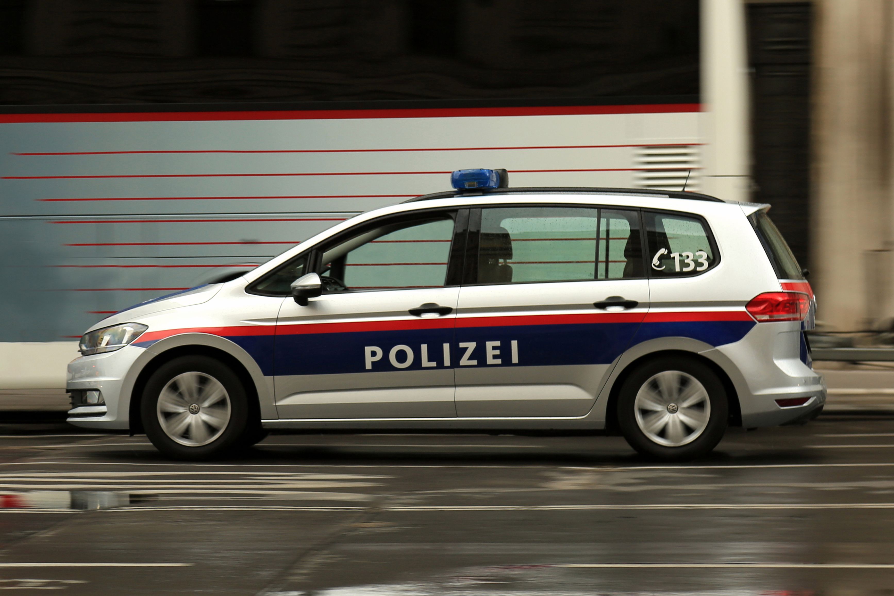 Das Polizeiauto selbst wurde dabei nicht beschädigt. (Symbolbild)