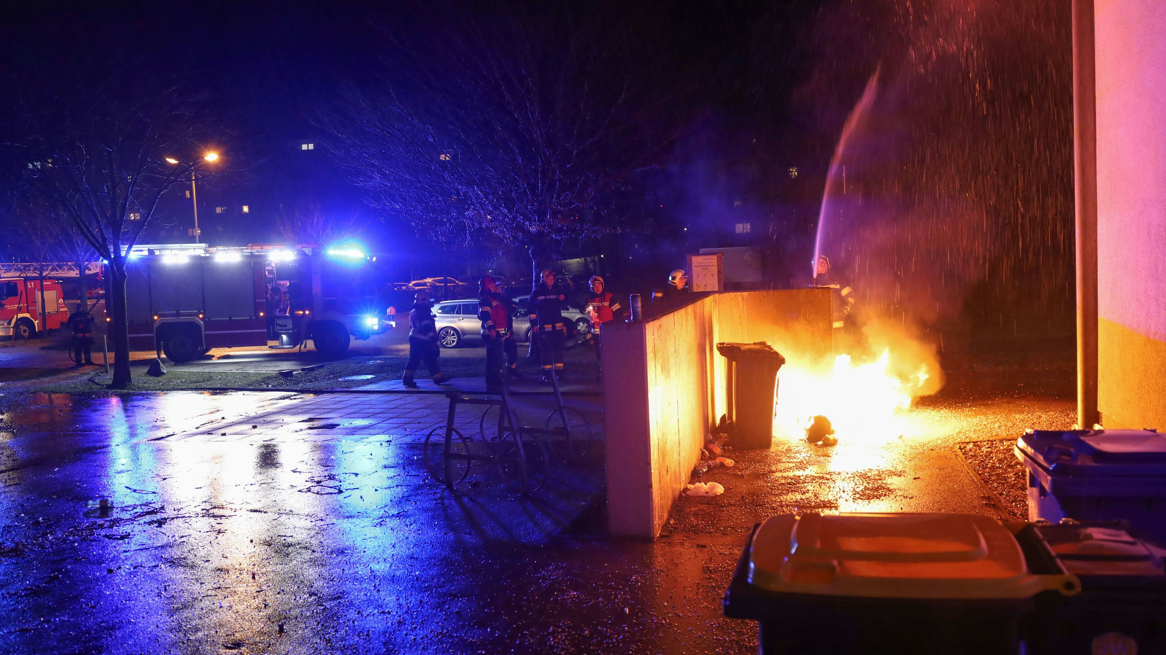 Vor allem in Wels hatte die Feuerwehr alle Hände voll zu tun: Es kam gleich zu mehreren Bränden.