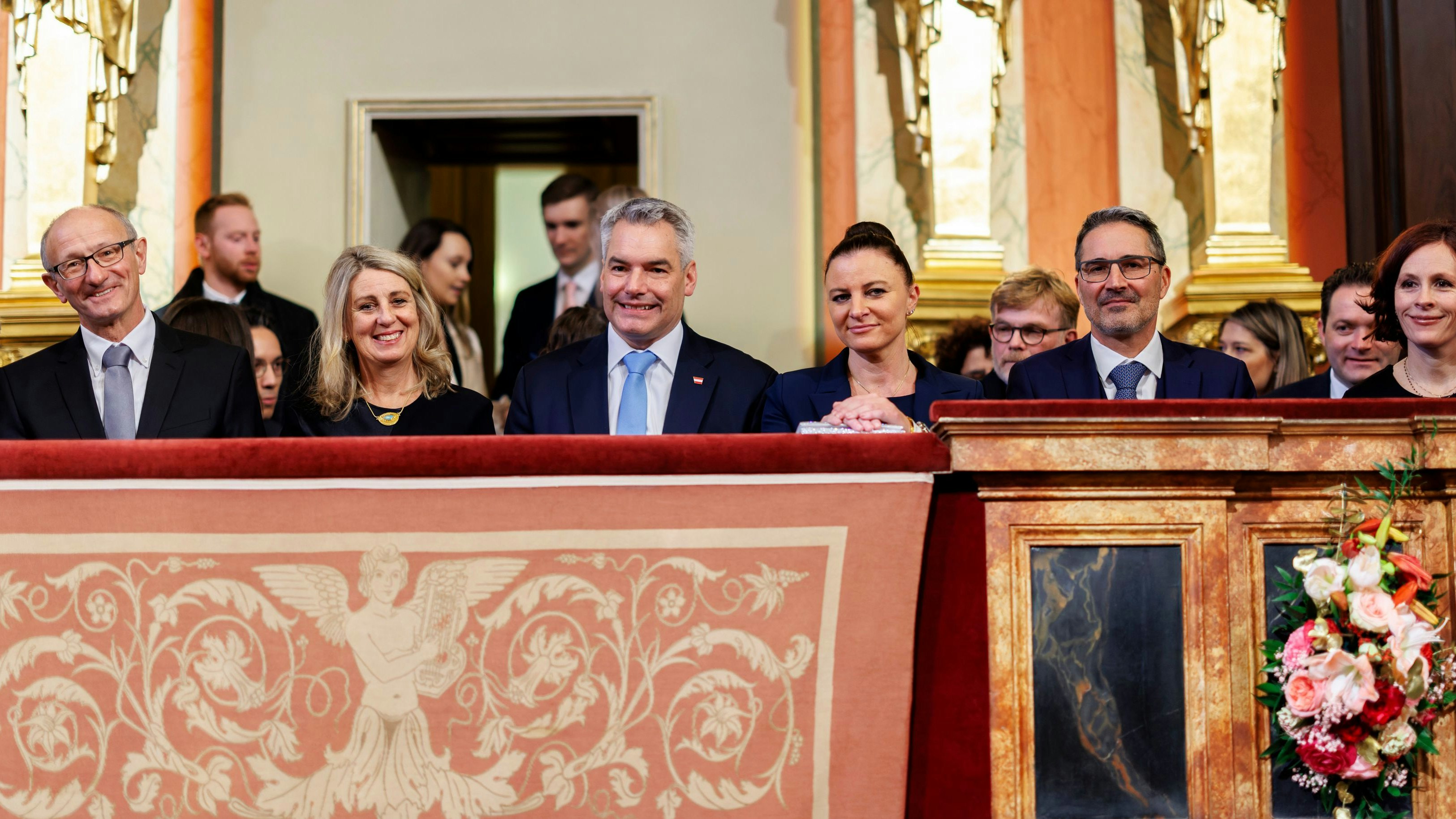 Mattle, Nehammer und Kompatscher beim Neujahrskonzert.