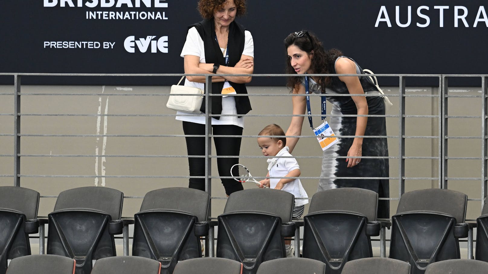 Nadal-Sohn Rafael Junior mit seiner Mutter und einem Mini-Racket von Thiems Babolat-Schläger in Brisbane. 