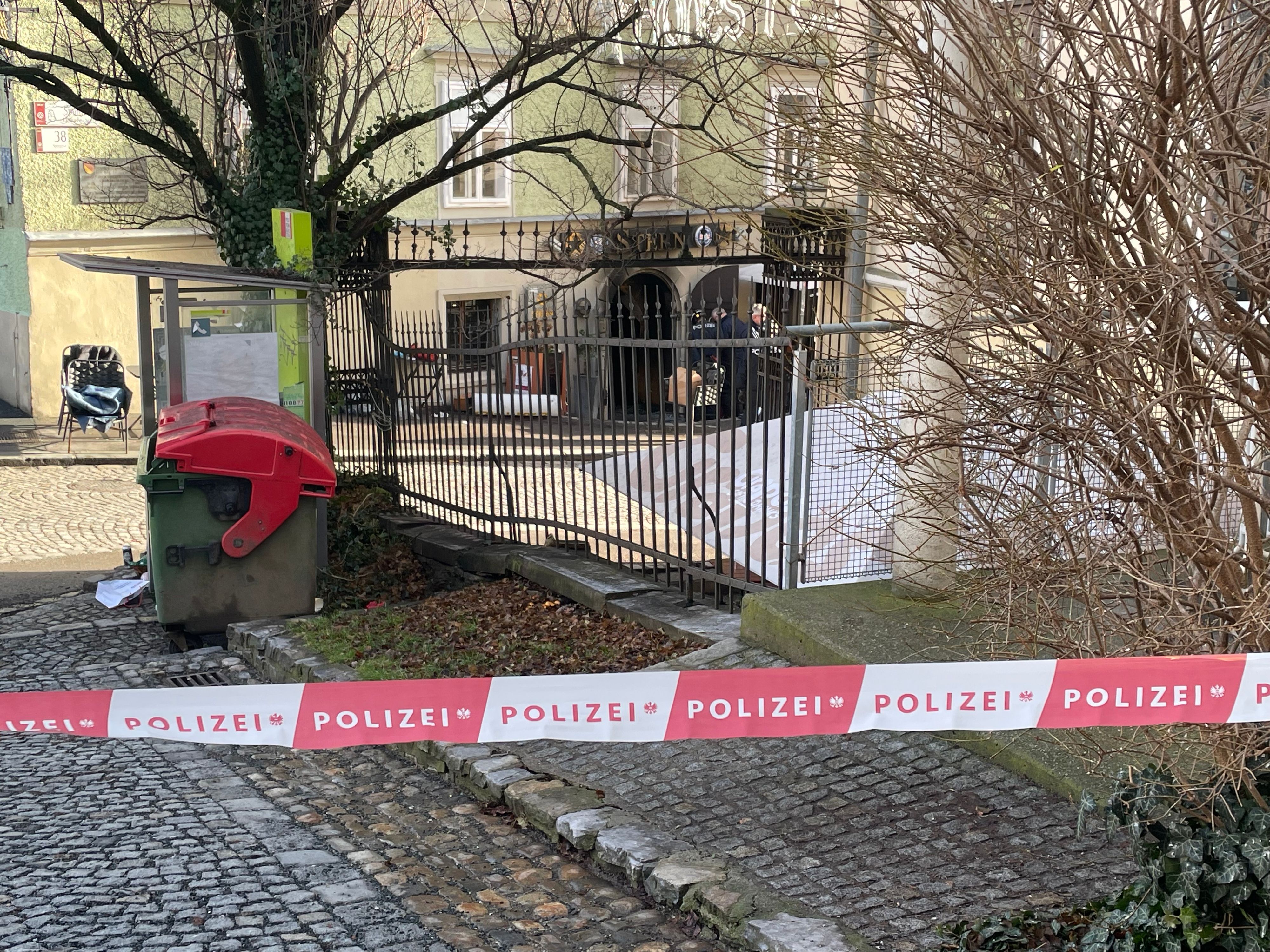 Der Ort des Geschehens ist auch Stunden später noch polizeilich gesperrt. 