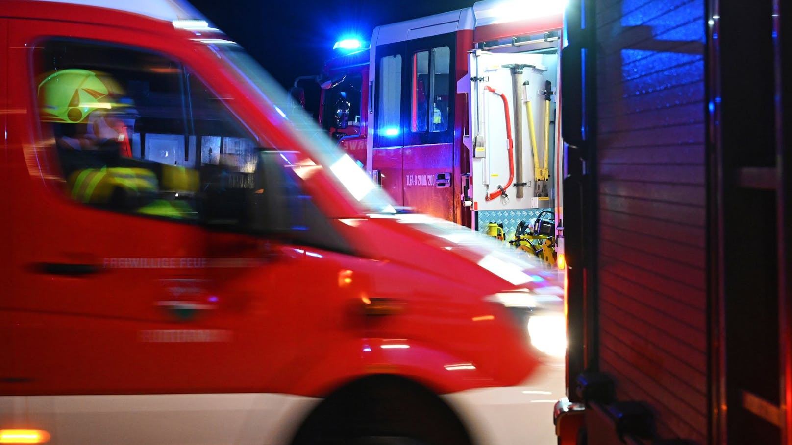 Frau (35) hört Alarm nicht – Feuerwehr bricht Tür auf