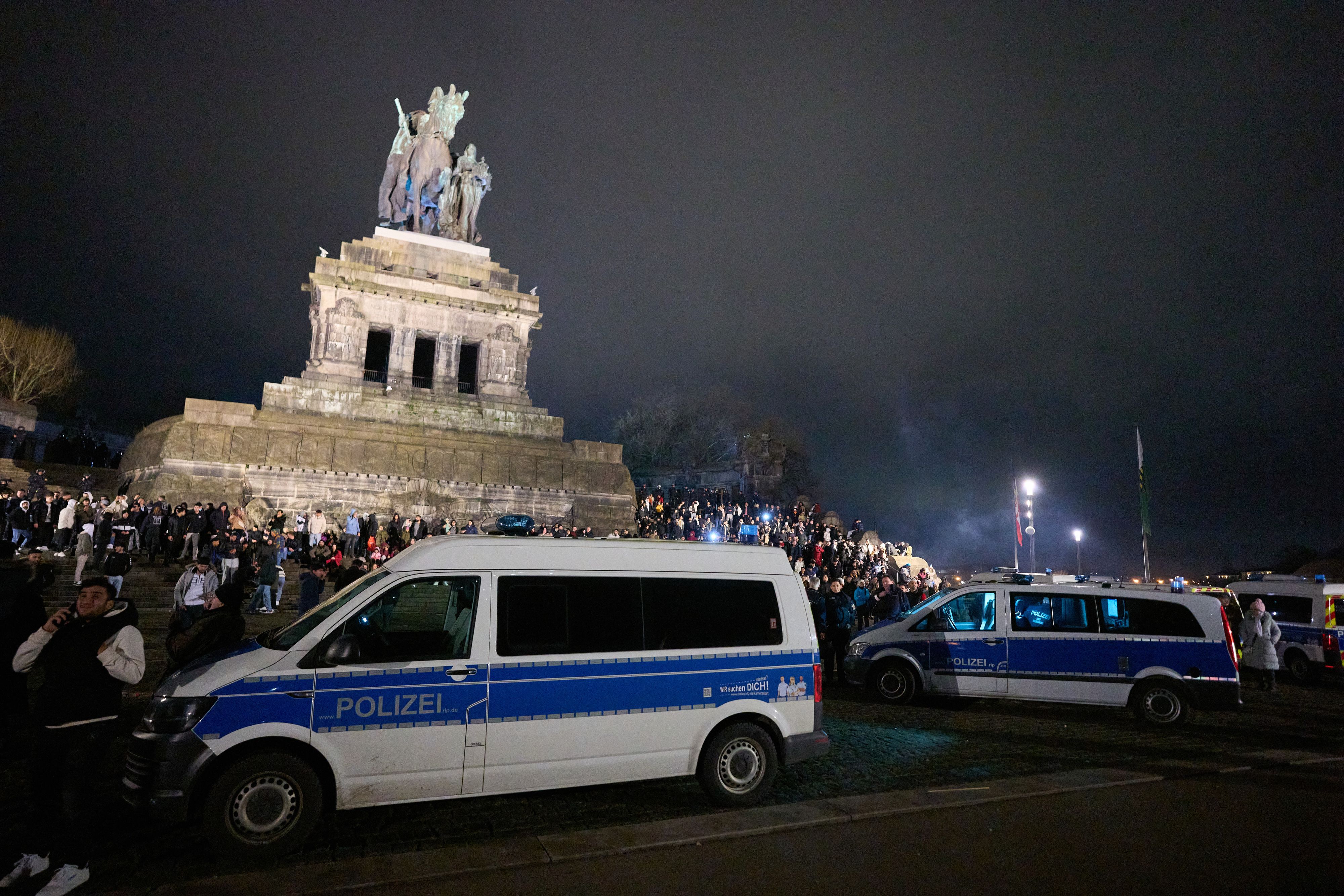Zwei 18-Jährige starben an Silvester in Deutschland durch Böllerunfälle. Ein Vorfall ereignete sich in Koblenz. (Foto der Silvesterparty am Kaiser Wilhelm-Denkmal.) 