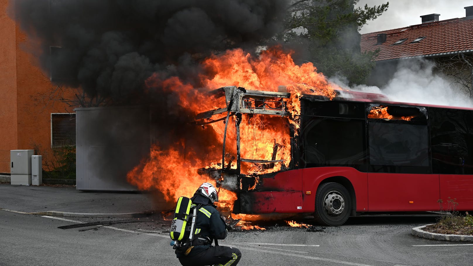 Öffi-Bus wird Feuerball, Flammenhölle für Fahrgäste