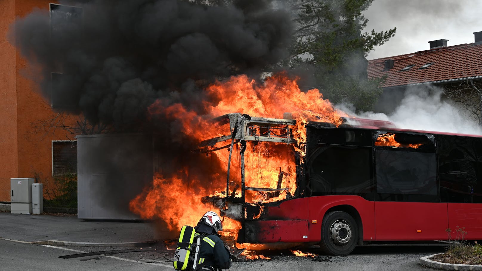 Öffi-Bus wird Feuerball, Flammenhölle für Fahrgäste