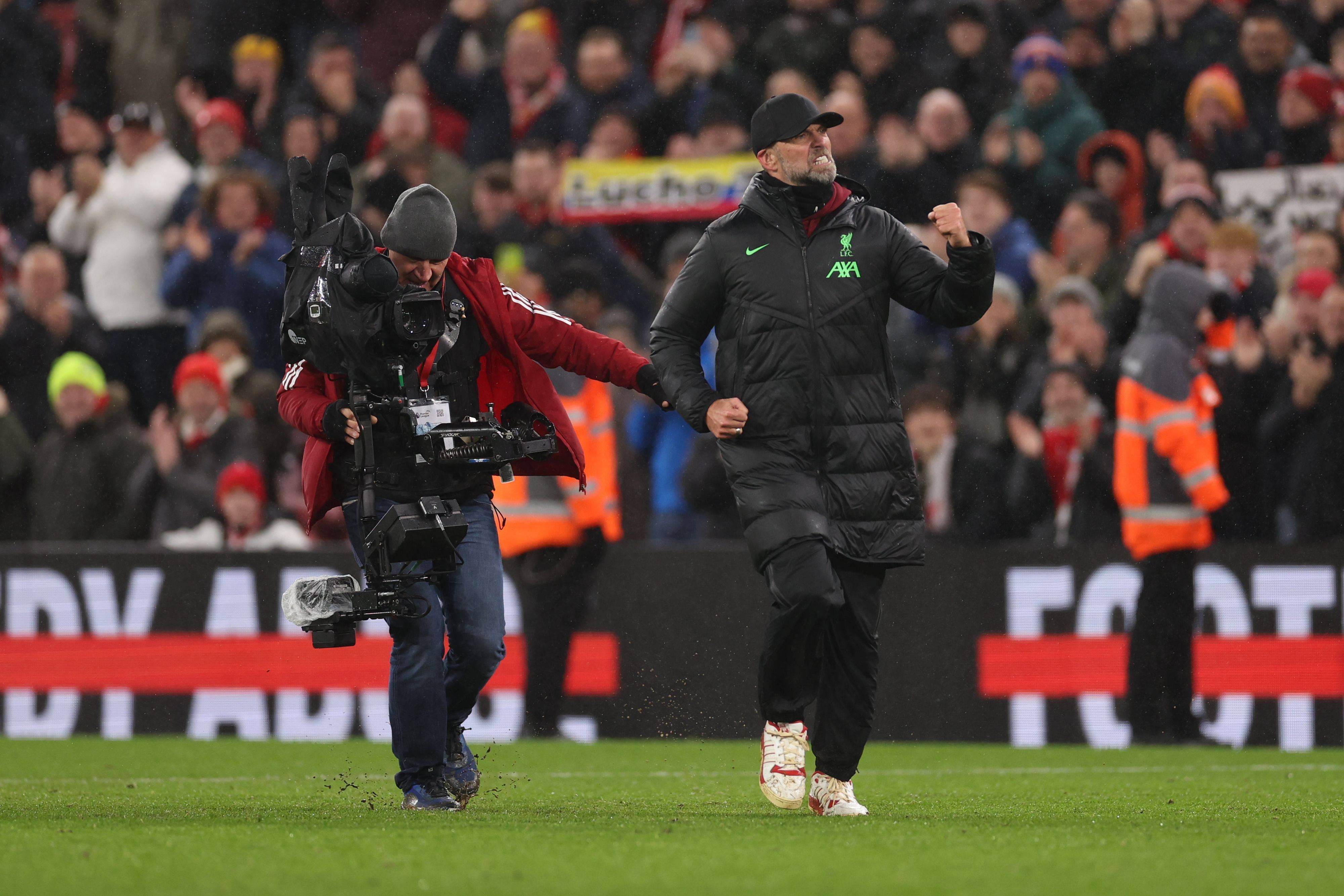 Jürgen Klopp läuft mit dem Kameramann durch Anfield.