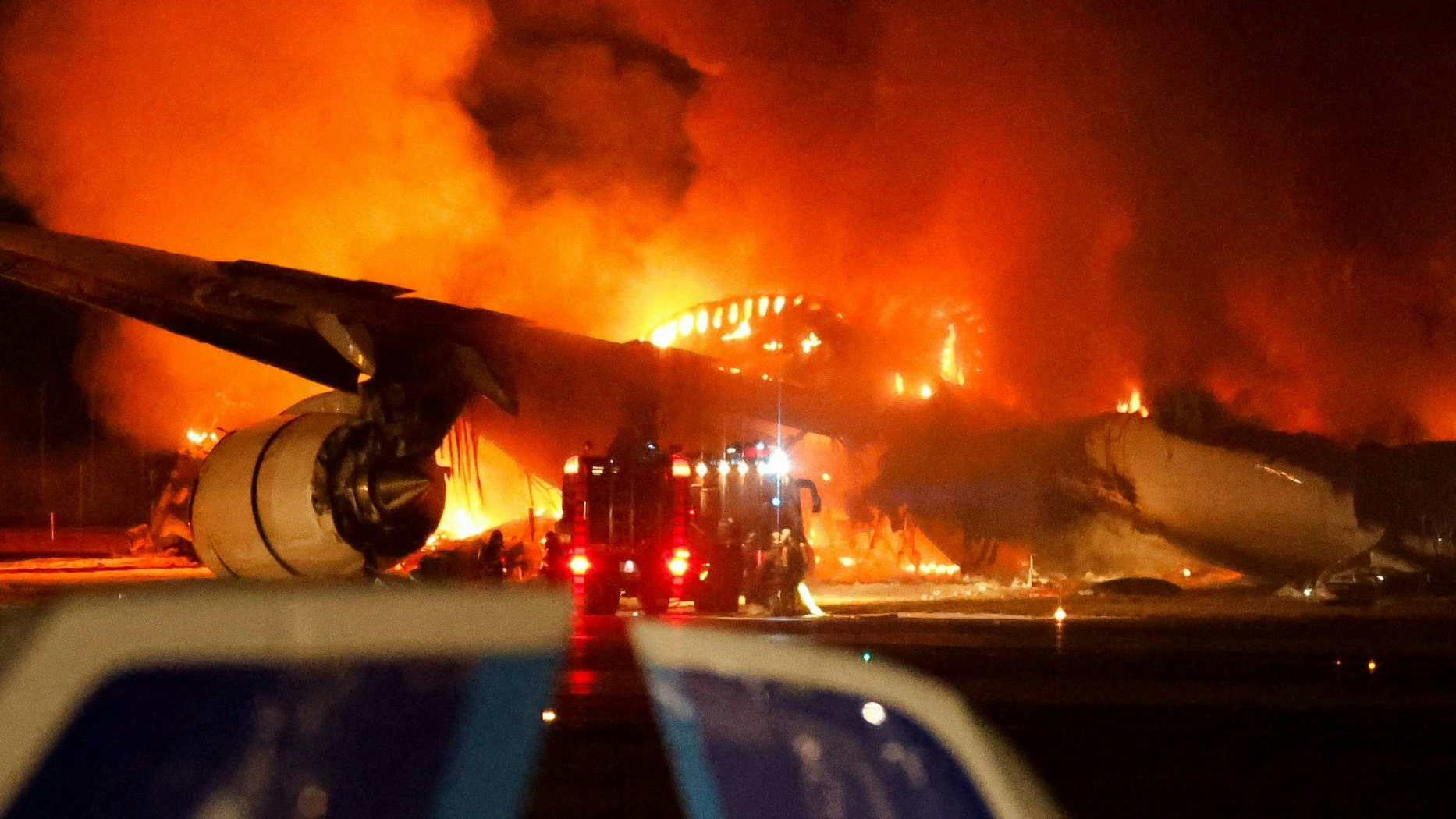 Nach einer Kollision mit der Küstenwache geriet ein Flugzeug in Tokio in Vollbrand.