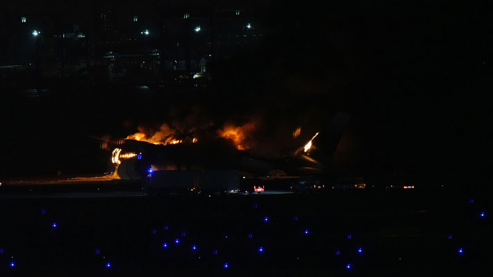 Aus dem Flugzeug traten am Abend weiter Flammen aus. An Bord sollen sich 300 Passagiere befinden.