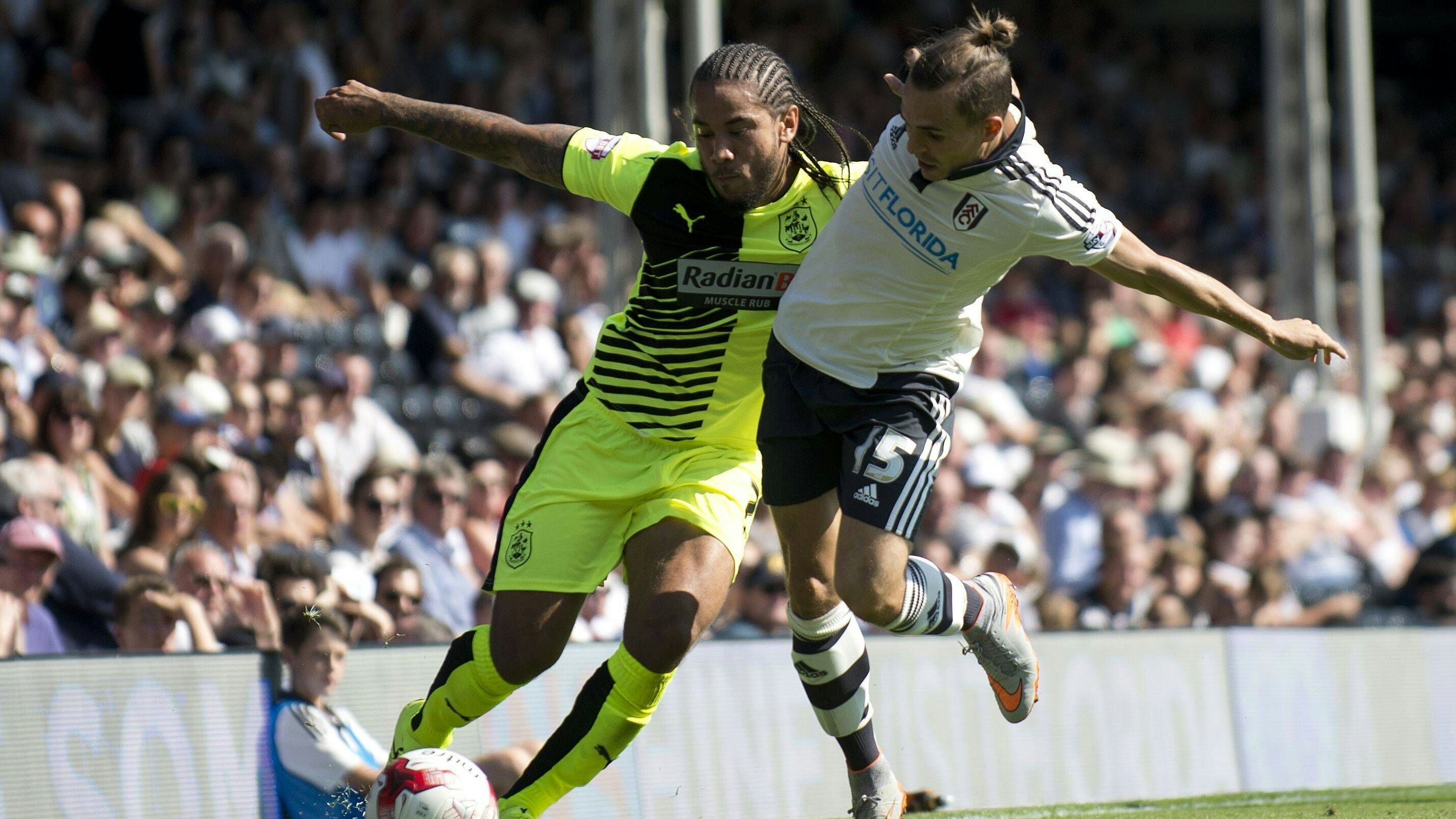 In England war der Außenverteidiger für Fulham aktiv.