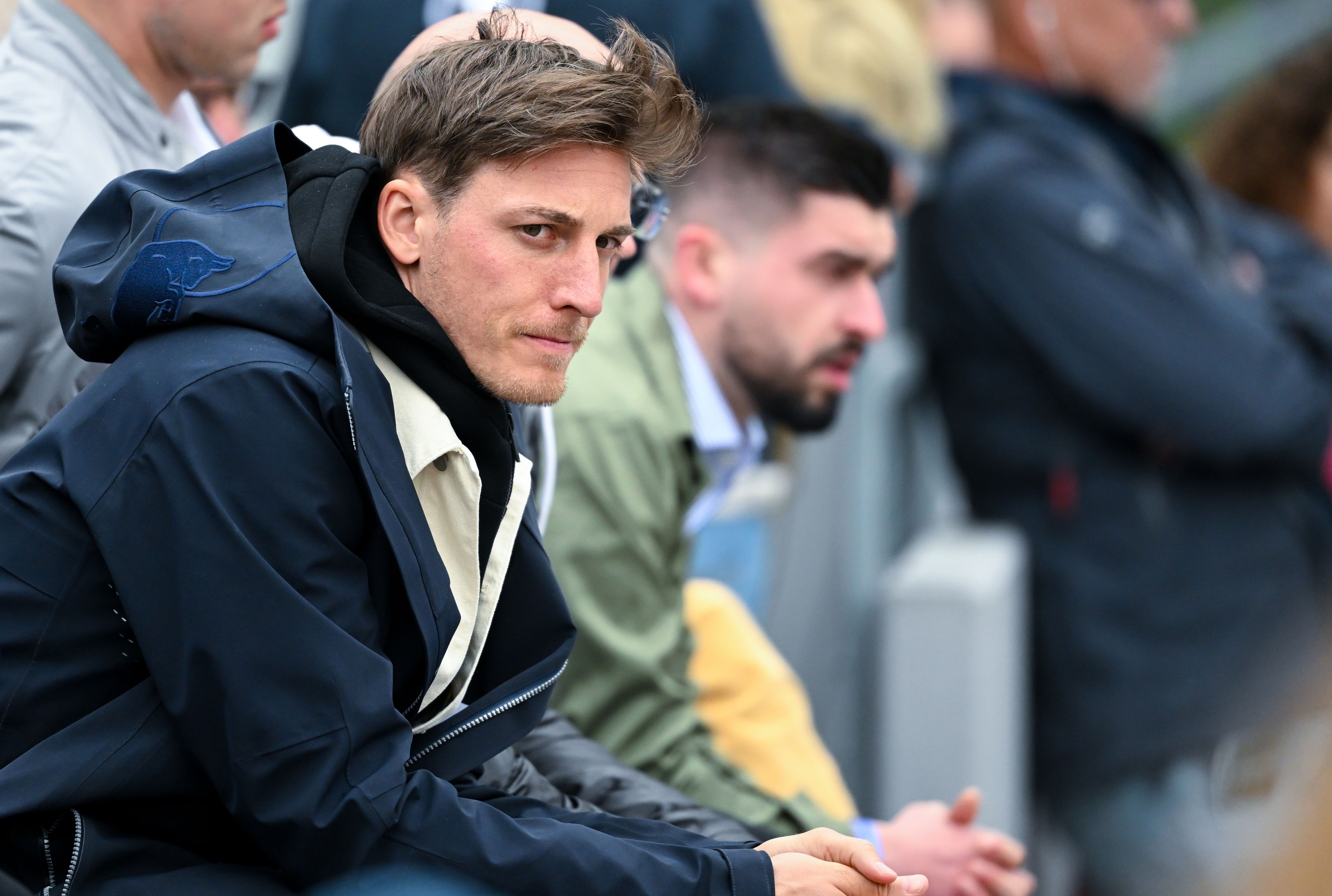 Gregor Schlierenzauer unterstützt einen jungen ÖSV-Adler. 