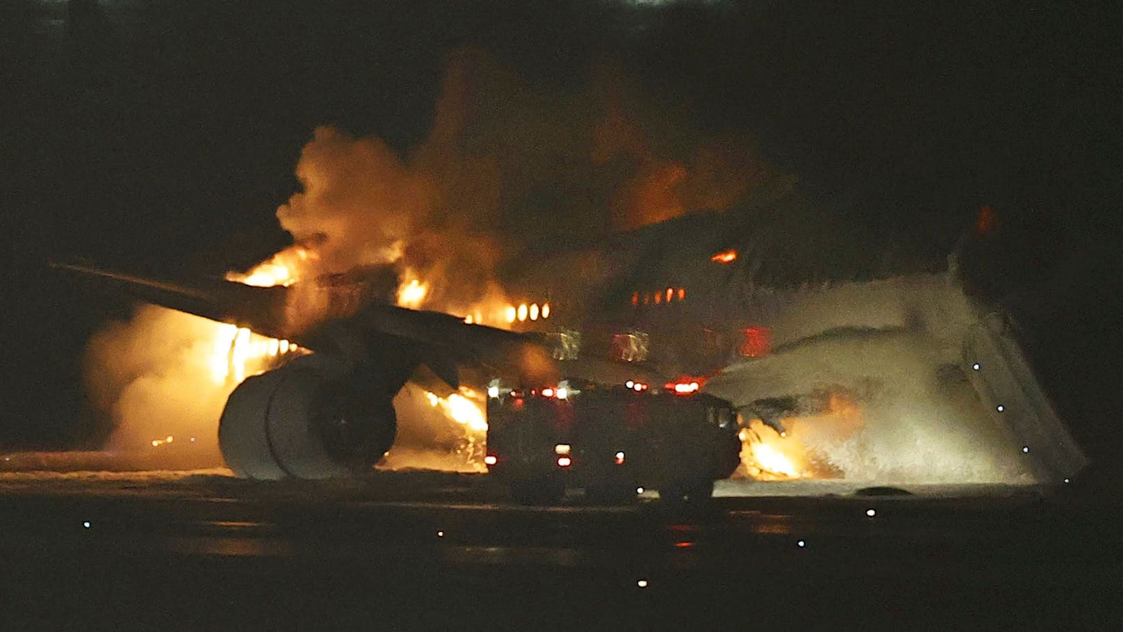 Ein Flugzeug der Japan Airlines stand am Dienstagabend in Flammen, als es auf einer Landebahn des Flughafens Haneda in Tokio landete.