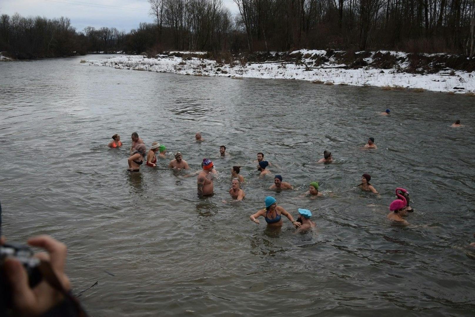 Kälteresistente Schwimmer werfen sich für den guten Zweck in die kalten Fluten.