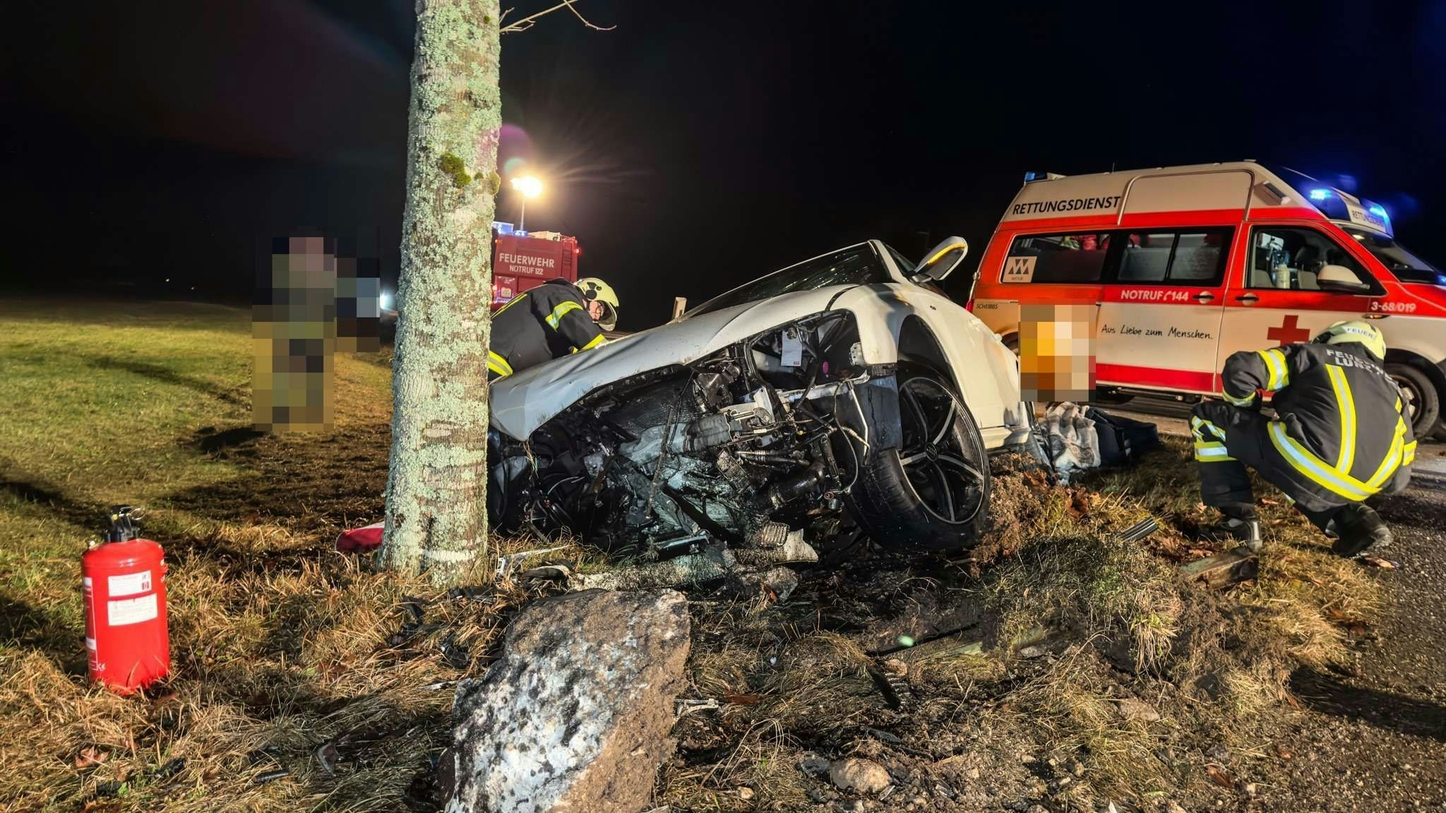 Bei dem Crash wurden vier Jugendliche verletzt.