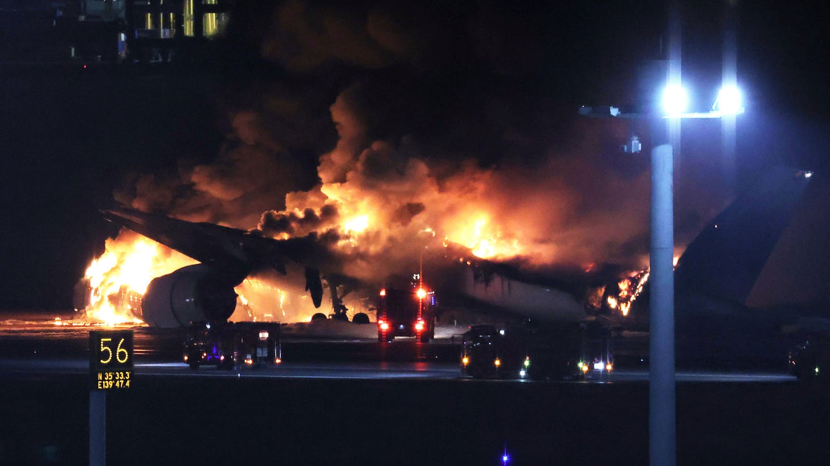 Passagierflugzeug geht bei Landung in Flammen auf
