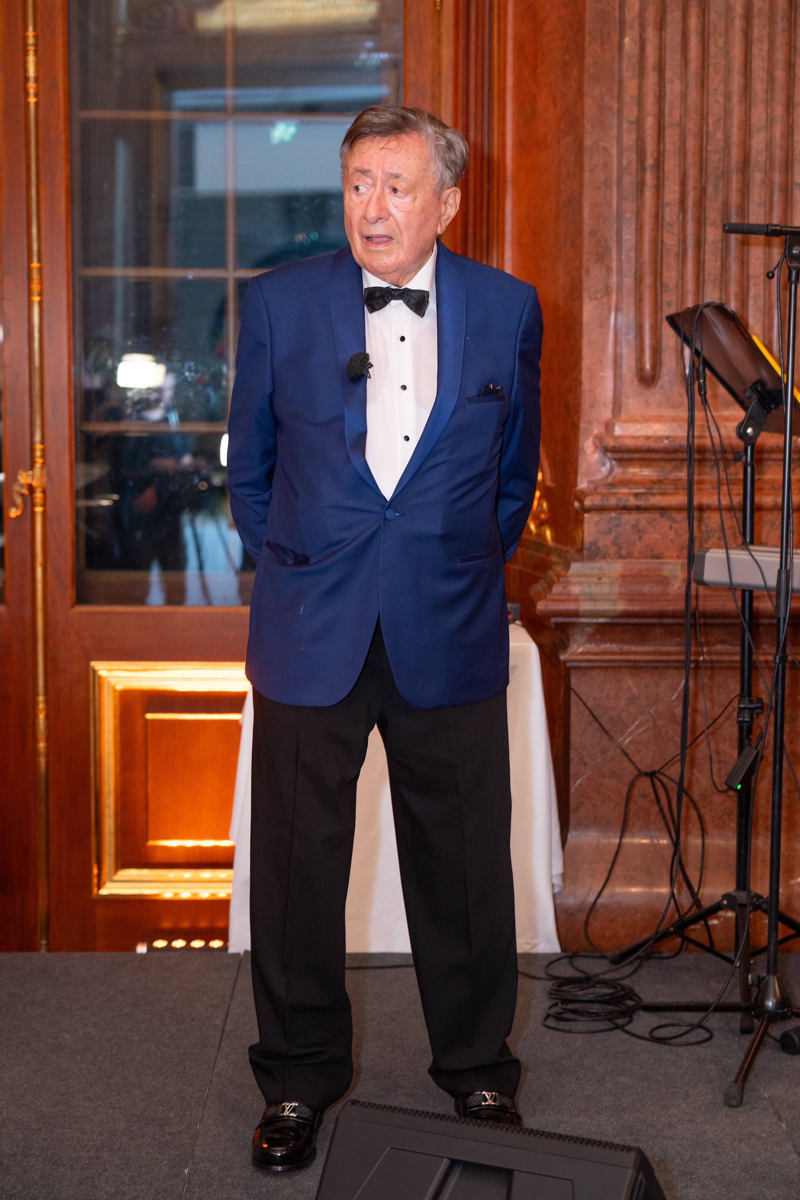 Obwohl Richard Lugner nicht in Österreich ist, musste die Polizei ausrücken und zu seinem Haus fahren