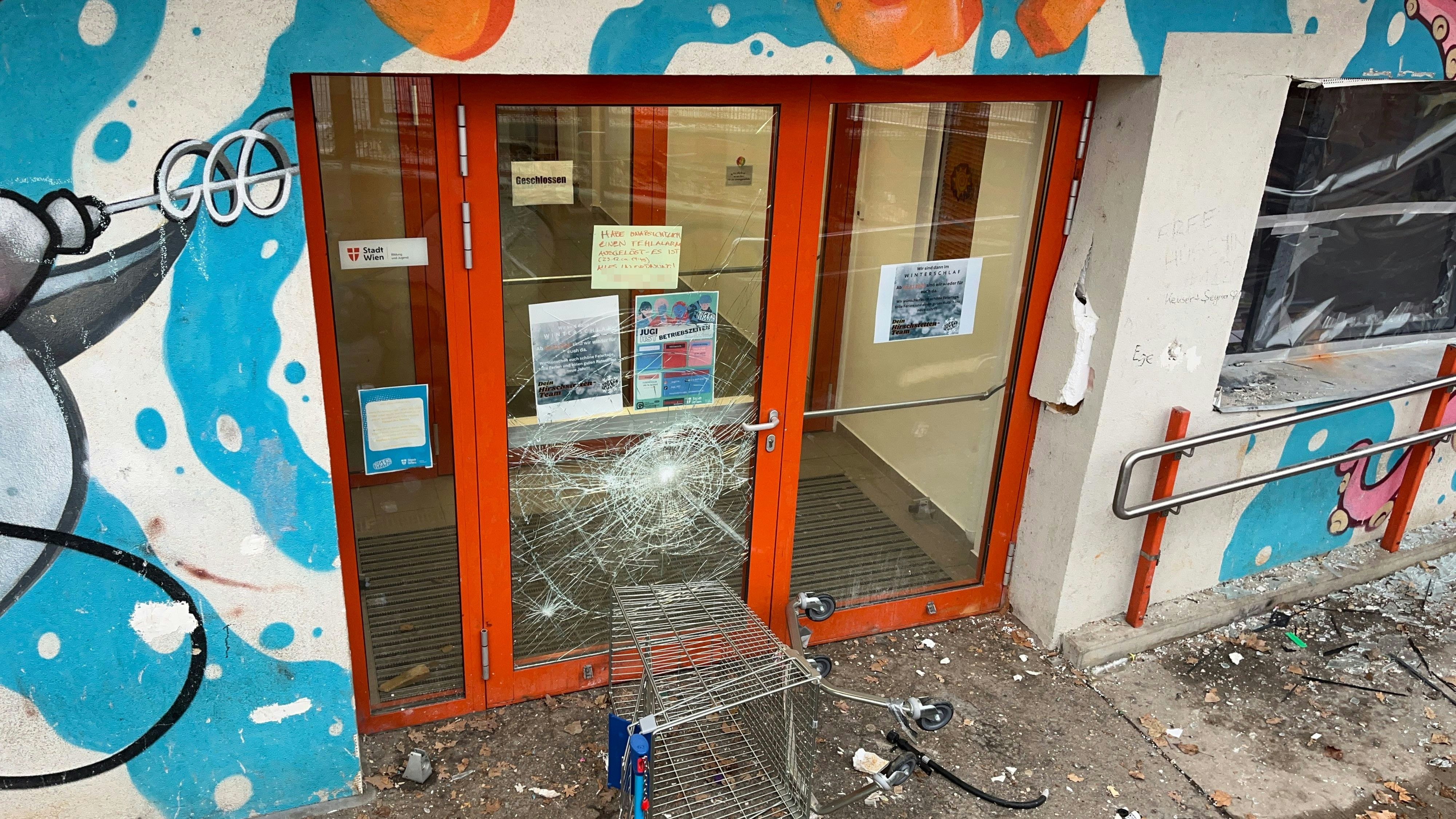 Mit Wagerl – Rowdys demolieren Wiener Jugendzentrum