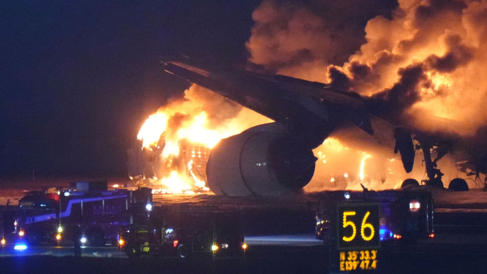 Feuer-Flugzeug bricht nach Crash an Airport auseinander