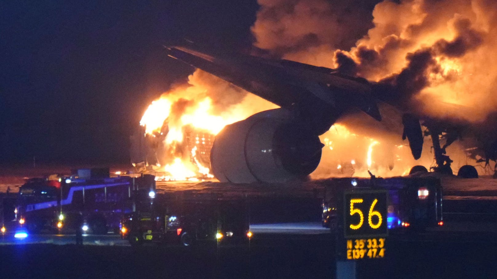 Ein Passagierflugzeug ist bei der Landung auf dem Tokioter Flughafen Haneda in Brand geraten.