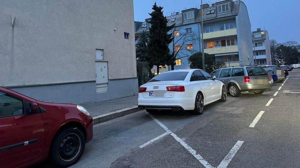 In Wien-Floridsdorf staunte ein Leser über diesen geparkten Audi.
