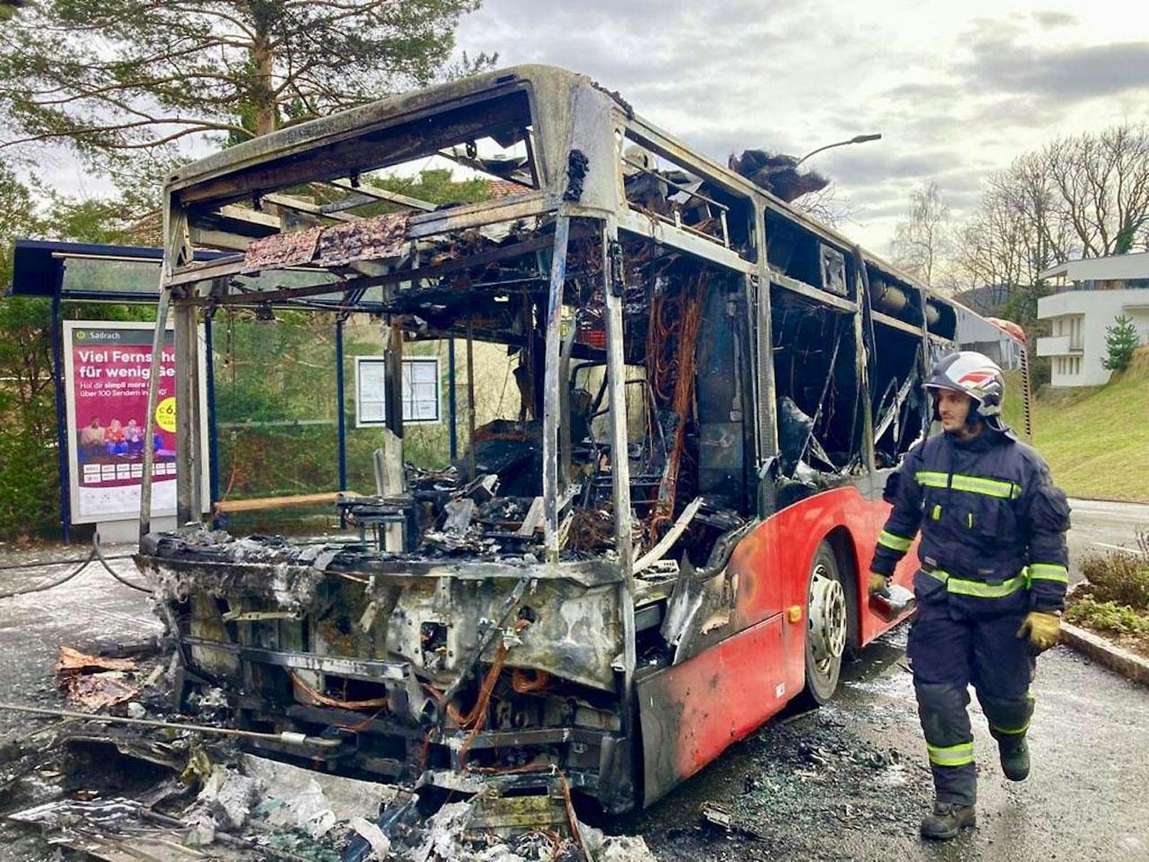 Der Bus nach den Löscharbeiten der Innsbrucker Feuerwehr am Dienstag Nachmittag